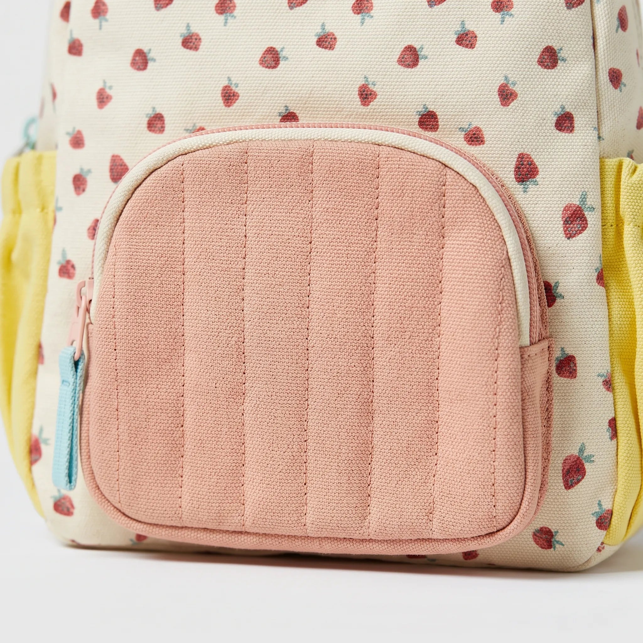 Mochila Escolar Infantil | Patrón Fresas y Colores Brillantes