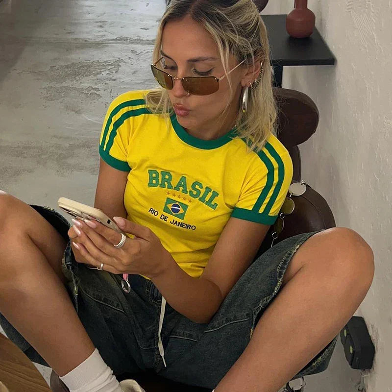 Camiseta crop top mujer estampado Brasil corte ceñido