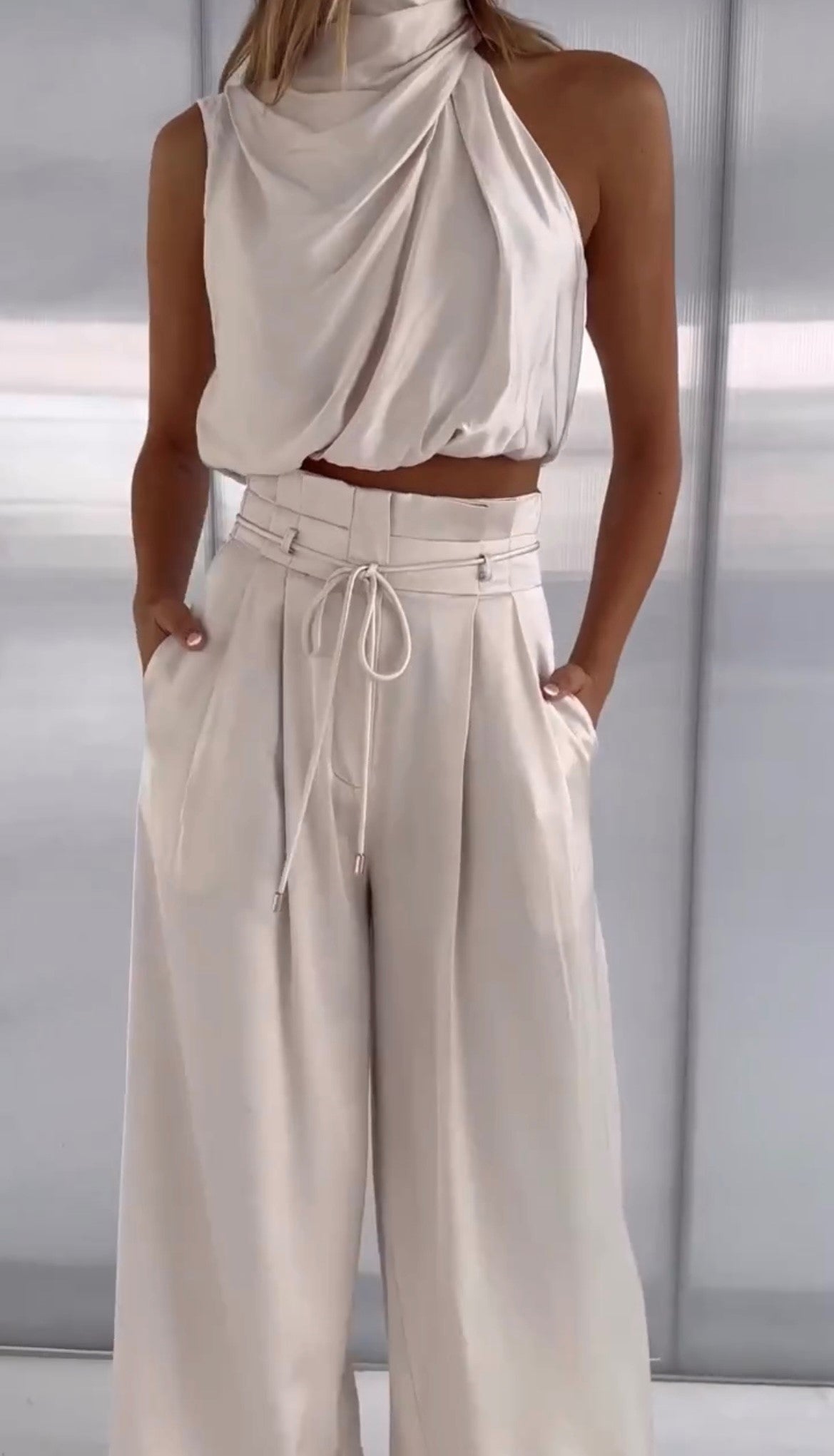 Conjunto de Satén de Dos Piezas | Top Halter y Pantalón Ancho